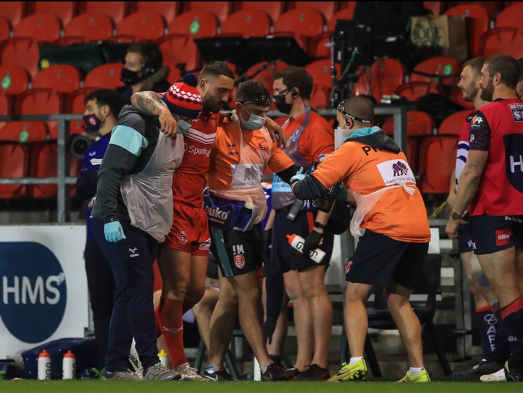 Elliot Minchella suffers serious knee injury
