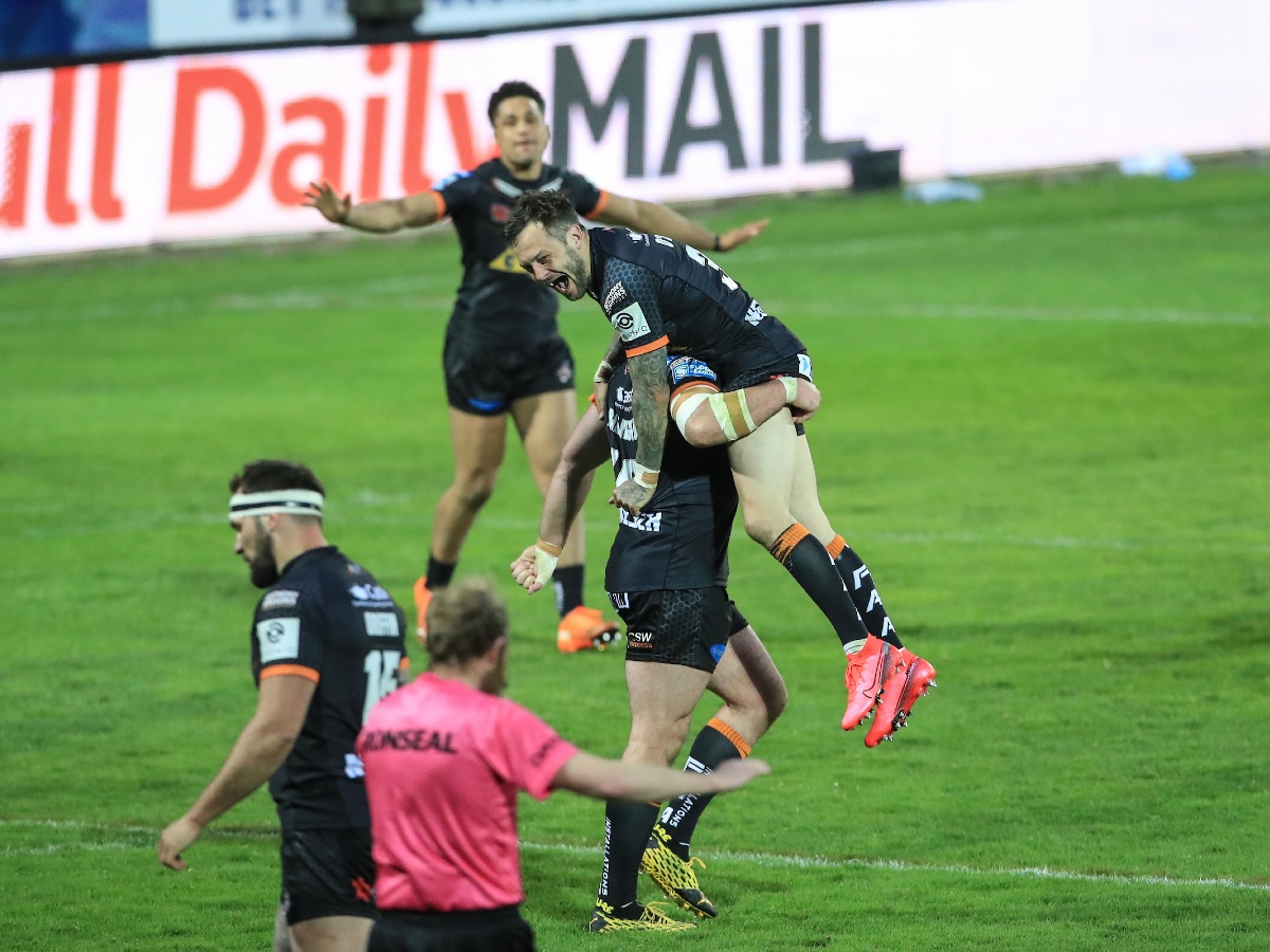 Hull KR 32-33 Castleford: Golden point drop goal wins it in fourth period of extra time