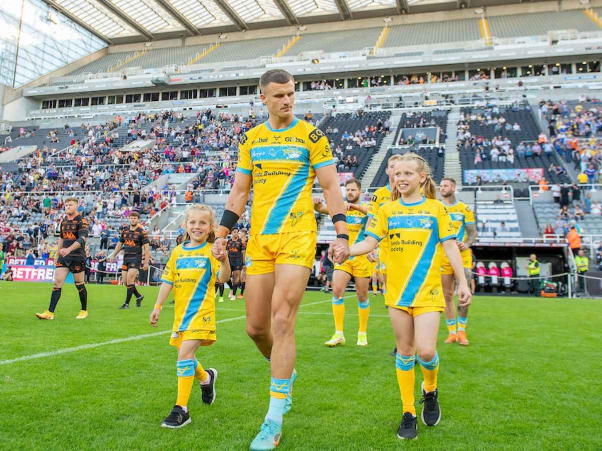 Ash Handley of Leeds Rhinos with Rob Burrow daughters Macy and Maya SWpix