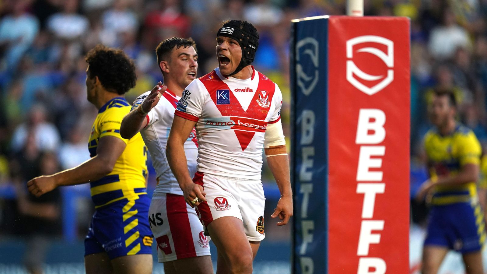 Jonny Lomax celebrates his try against Warrington. Photo by PA Images / Alamy Stock Photo.