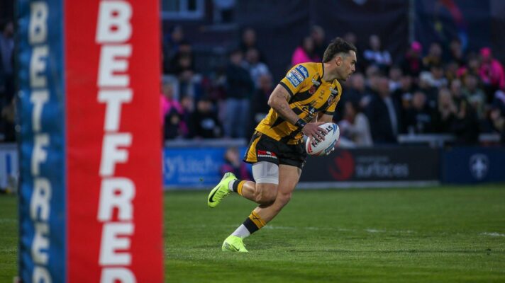 Tex Hoy in action for Castleford Tigers