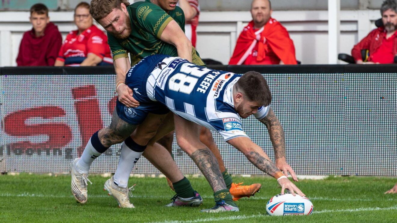 Ben O'Keefe dives over to score a try on debut for Wigan Warriors in 2022