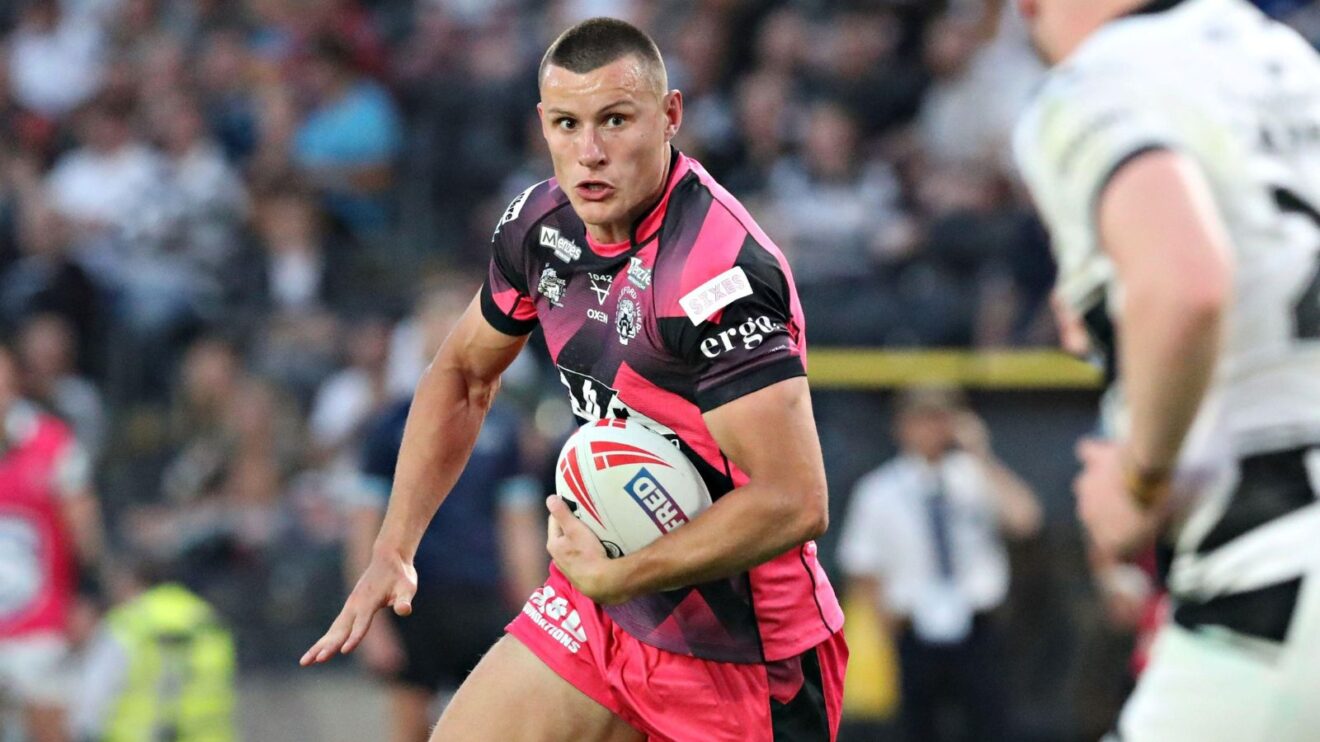 Innes Senior in action for Castleford Tigers in 2025