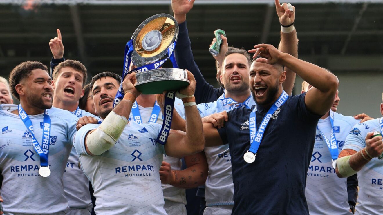Toulouse Olympique players celebrating their Grand Final win