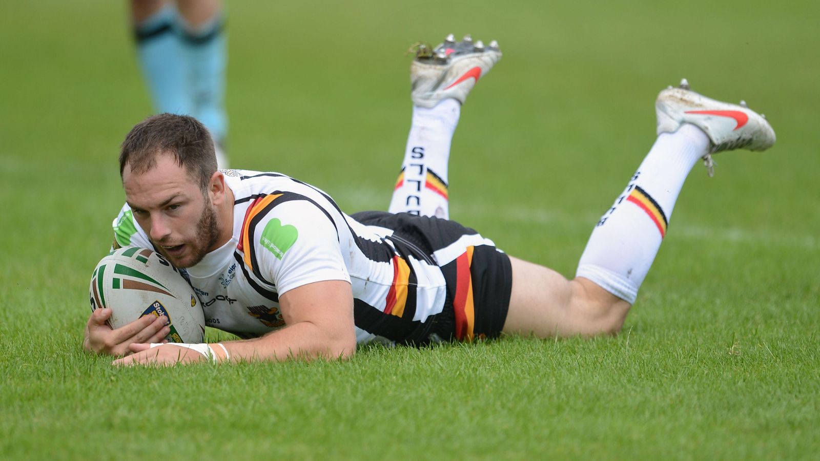 Luke Gale scores a try for Bradford Bulls in 2012