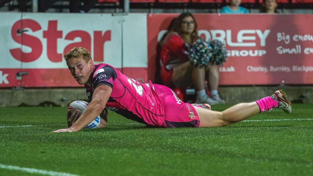 Will Tate slides in to score a try for Castleford Tigers in 2025
