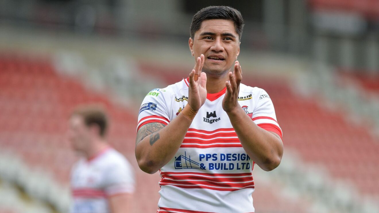 Ata Hingano applauds the Leigh supporters following a game in 2022