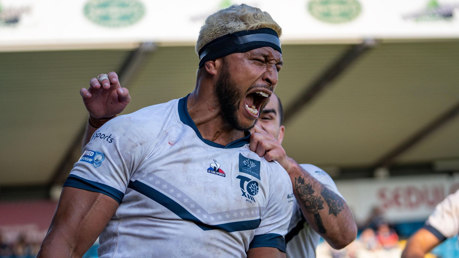 Dom Peyroux celebrates a try for Toulouse Olympique in 2023