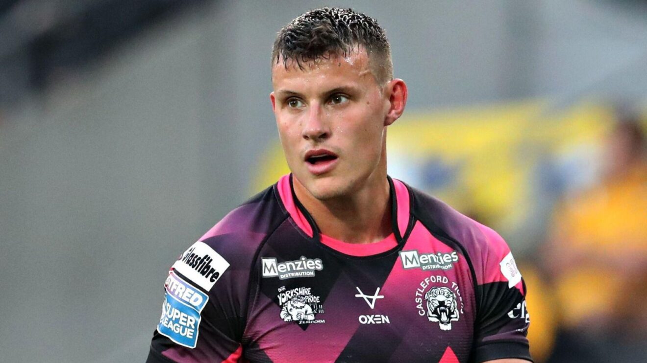 Louis Senior in action for Castleford Tigers in 2025