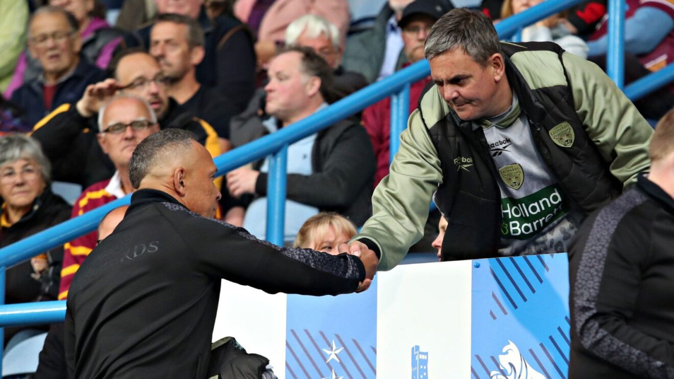 Leigh head coach Adrian Lam shakes the hand of Leopards owner Derek Beaumont ahead of a game in 2025