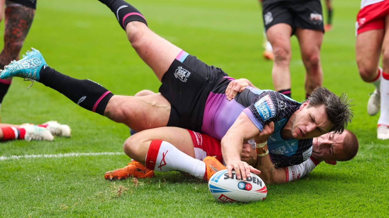 Tom Briscoe scores for Hull FC against Hull KR.
