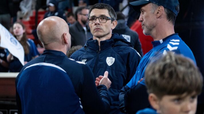 Toulouse Ollympique head coach Sylvain Houles pictured in discussions with members of his staff ahead of a game in 2026